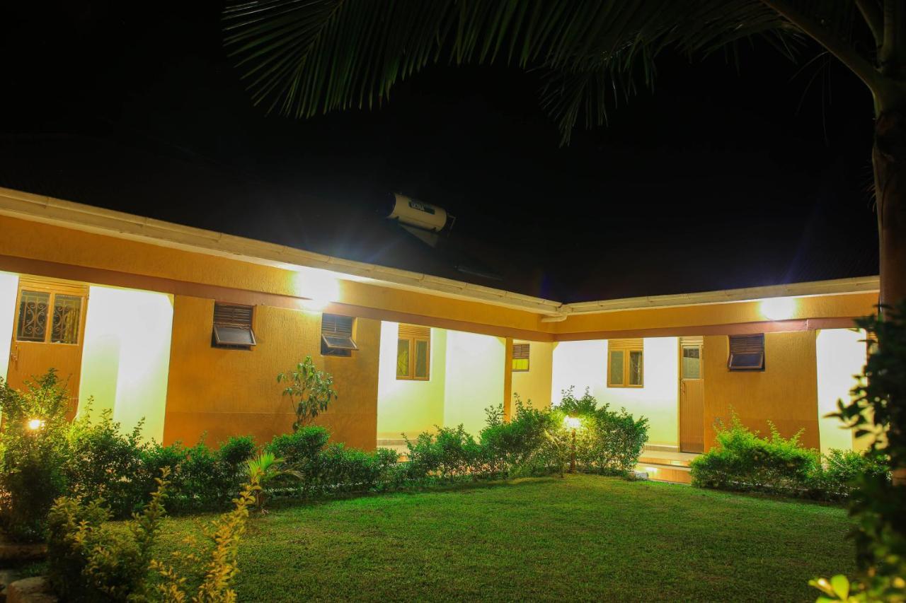 Palm Star Motel Fort Portal Exterior foto